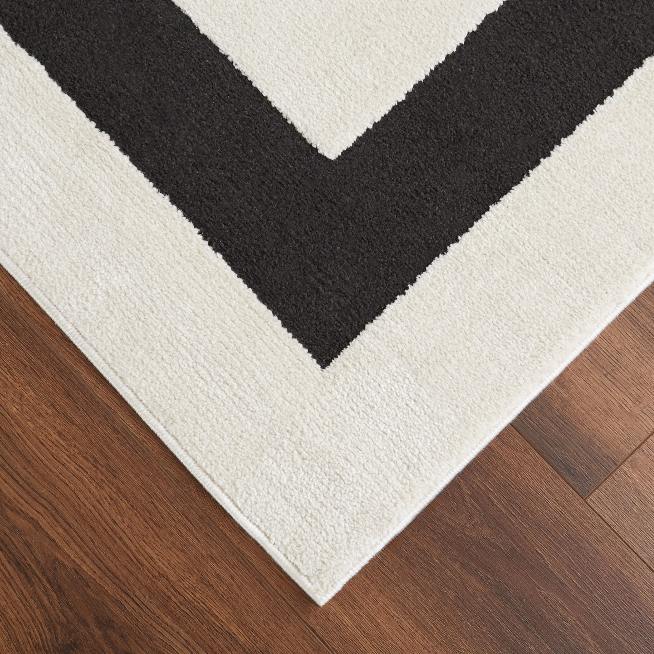 Optika 90 X 63 inch Black/White Rug in 5 x 7