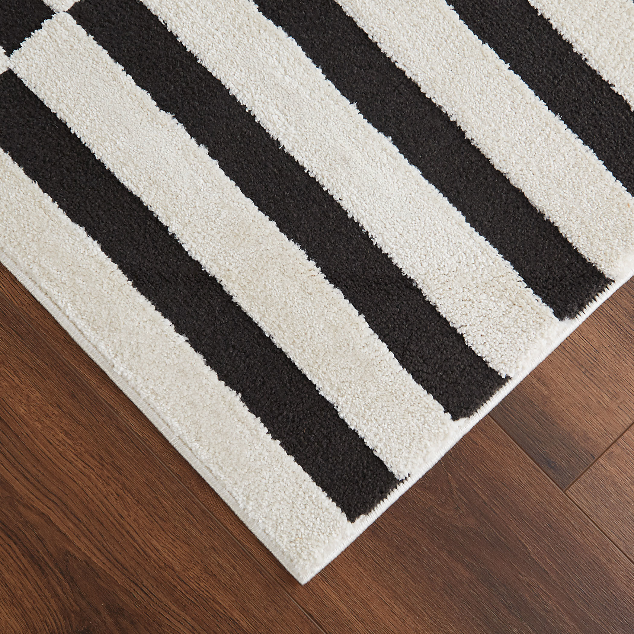 Optika 90 X 63 inch Black/White Rug in 5 x 7