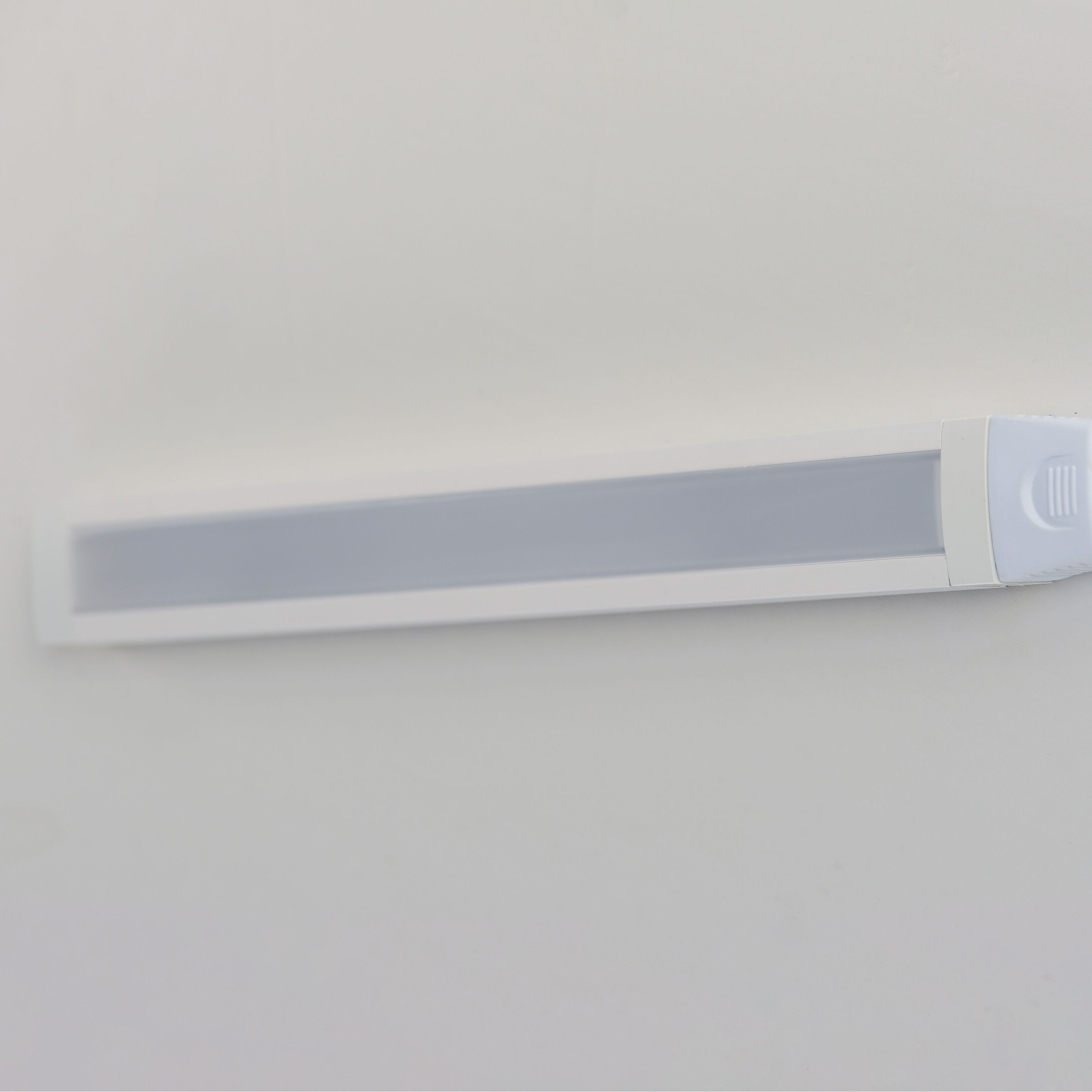 CounterMax 120V Slim Stick 120 LED 12 inch White Under Cabinet