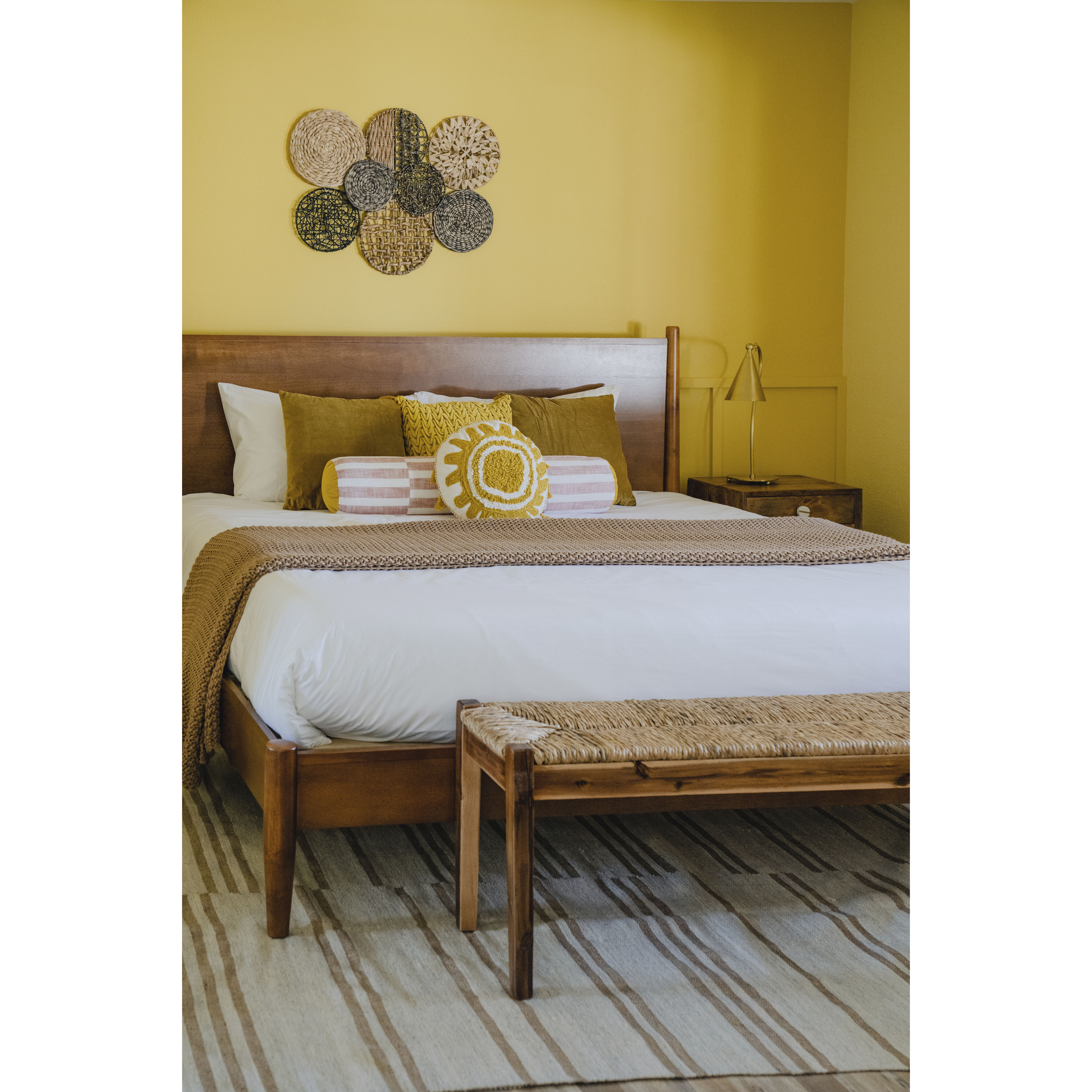 Lupe 21 inch 40 watt Aged Brass Table Lamp Portable Light